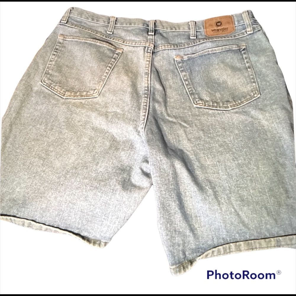 Men's relaxed fit size 40 Wrangler Shorts
